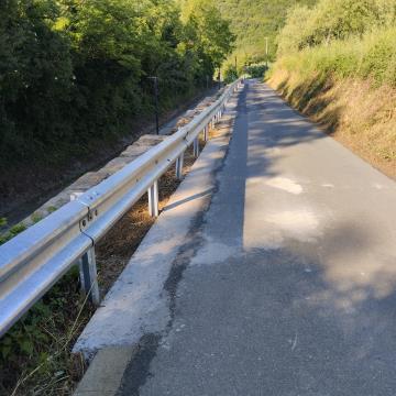 Nad brežino poteka lokalna cesta (foto: Komunala Izola).